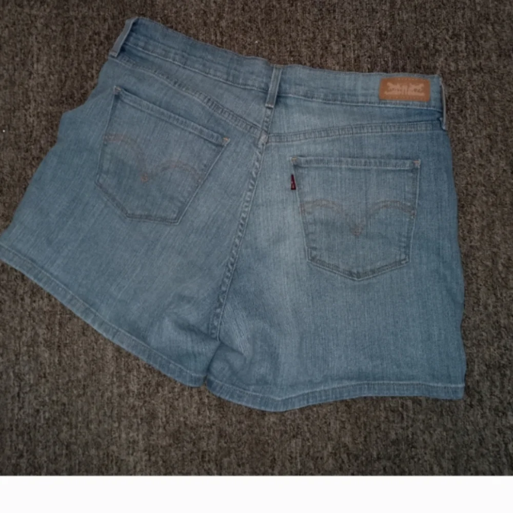 Levis light wash denim jean shorts size 12 - Picture 2 of 3
